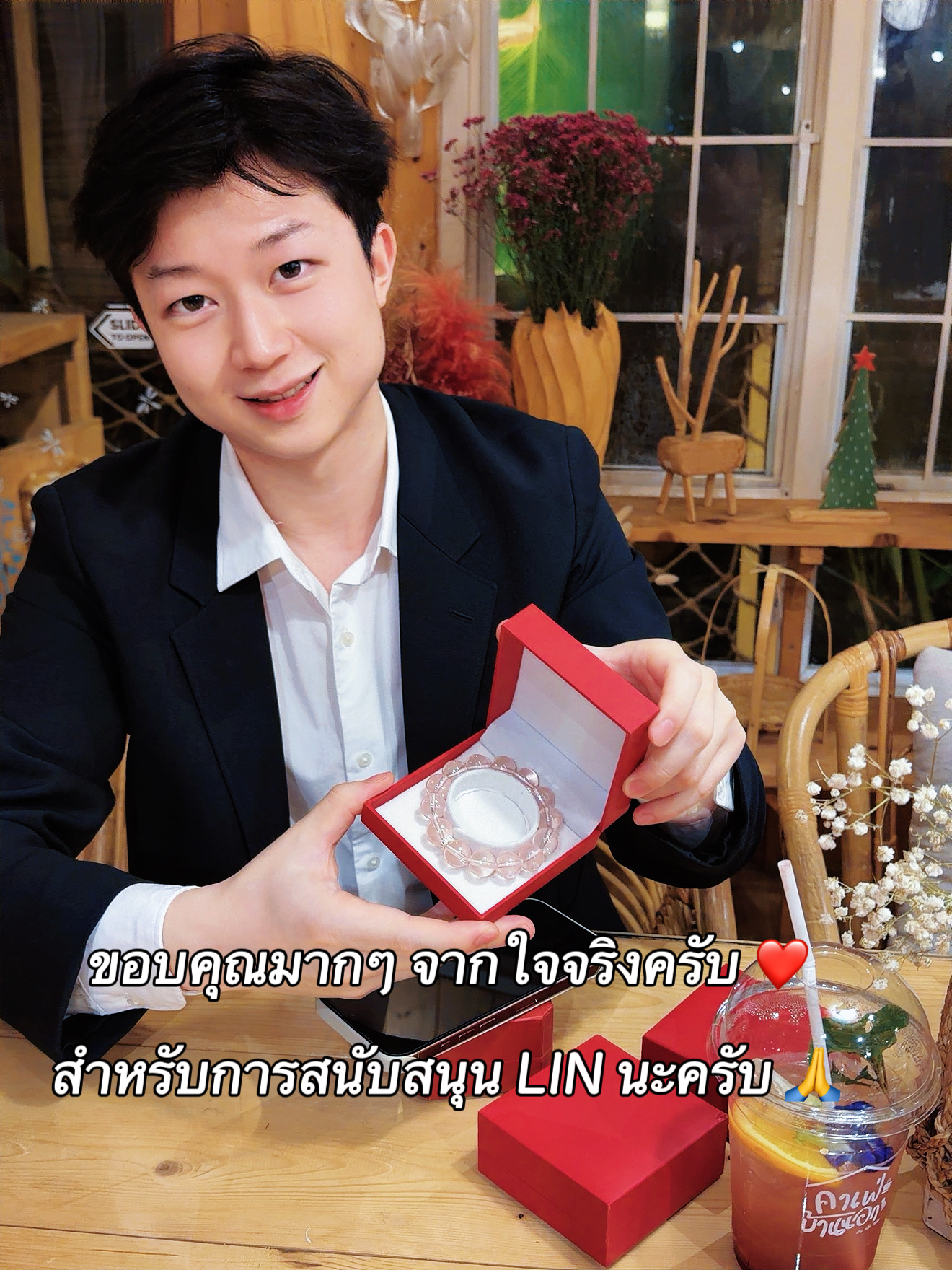 LIN presenting a jewelry gift with a message of thanks